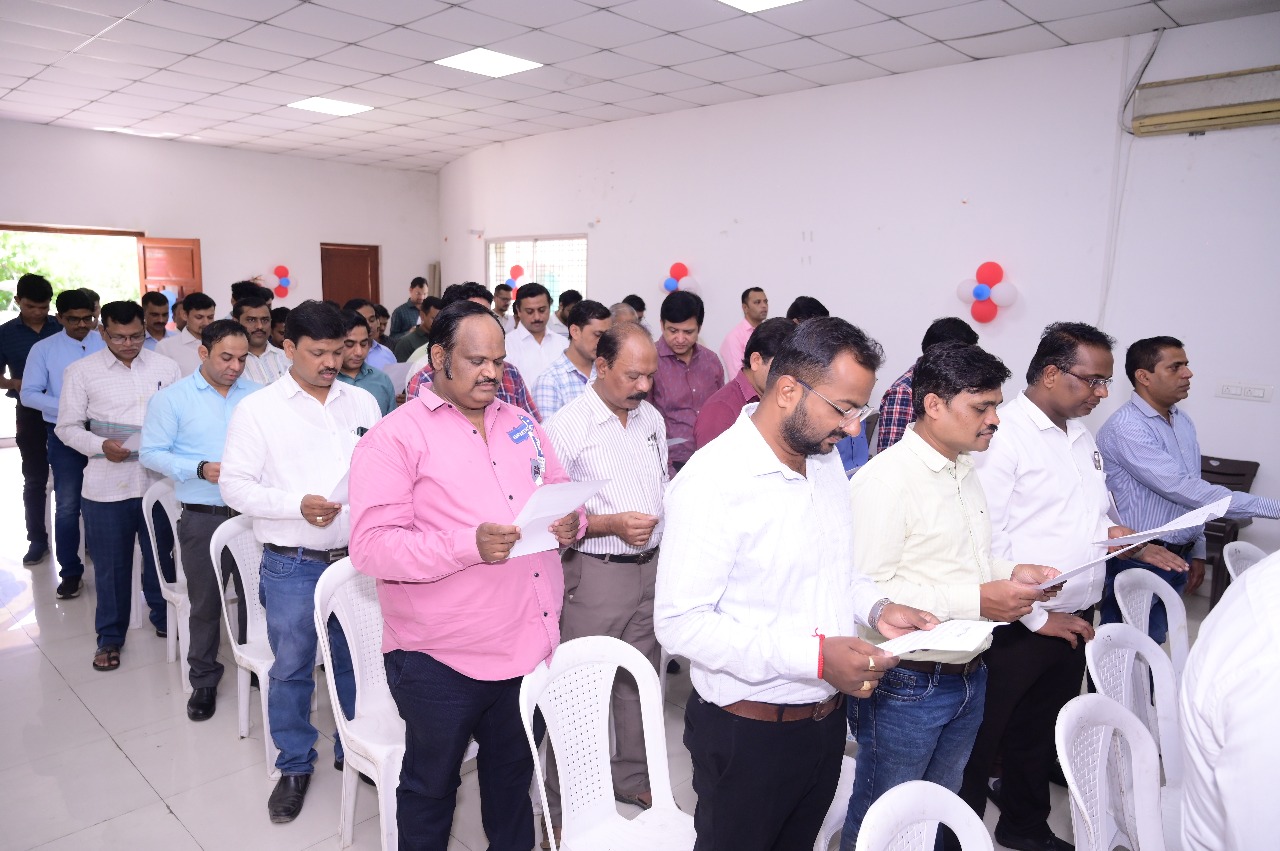 महावितरणच्या २० व्या वर्धापन दिनानिमित्त विद्युत सुरक्षेची शपथ घेतांना अधिकारी व कर्मचारीवृंद — उपमुख्य जनसंपर्क अधिकारी, महावितरण, नागपूर